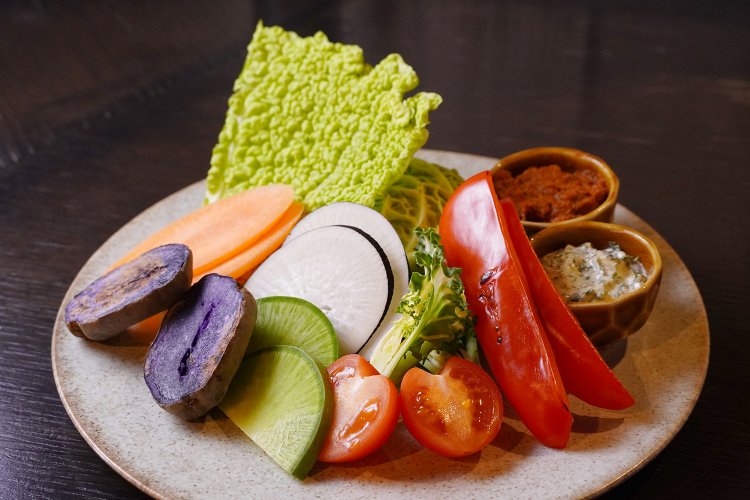 能登半島から直送される赤土野菜の盛合せ980円。