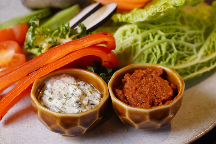 左のハーブソースは軽めのバーニャカウダ風。トマトソースはコクがあり、野菜ととても合う。