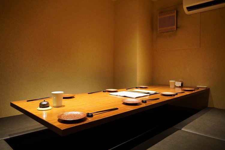 奥には掘りごたつ式の個室がある。