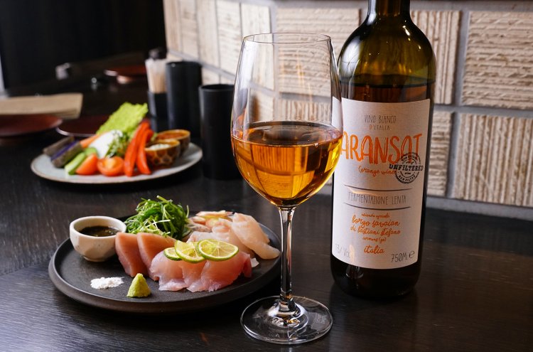 イタリア産オレンジワインのアランサット。飲みやすくフルーティ。