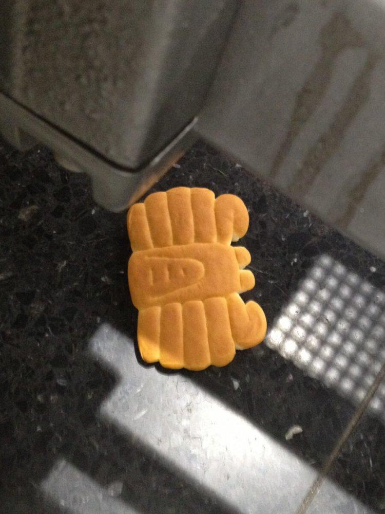 床にかにぱんが落ちているというシチュエーションは、なかなかあるものではない。