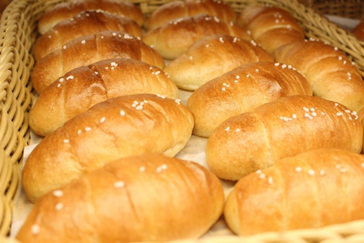 ズラリ並んだもち粉塩バターロールは110円。