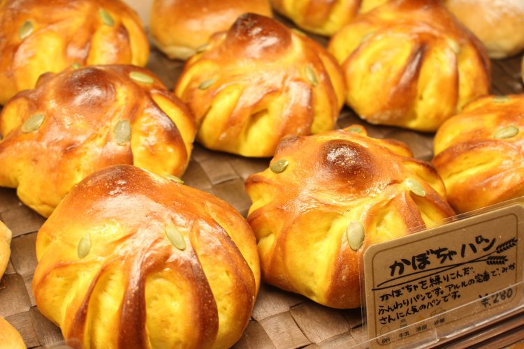 昔からの人気メニュー、かぼちゃパン280円は生地にかぼちゃが練り込まれている。