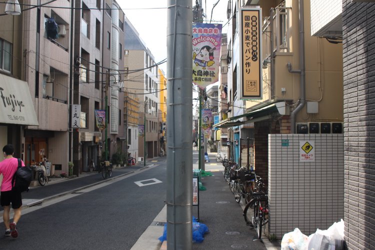 かつては多くの店が並んでいた『アルル』前の通り。