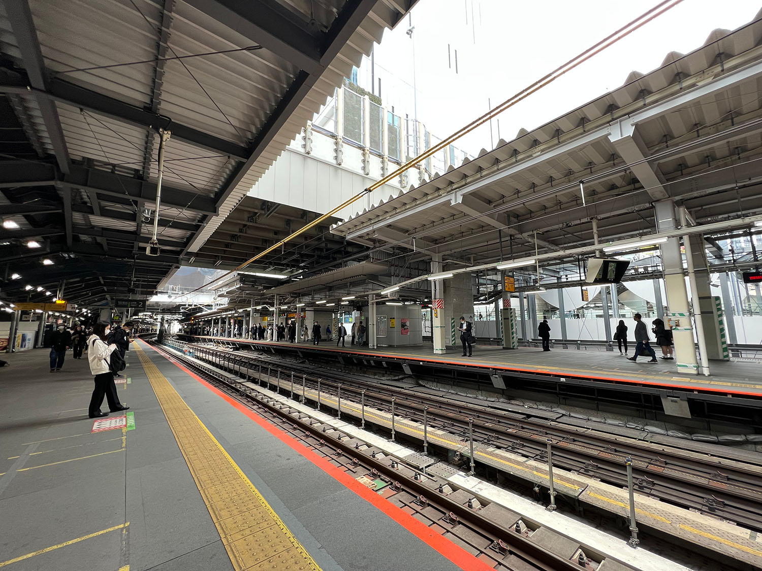 改良工事を終えた渋谷駅のホーム。なんか、別の駅のように見える……。