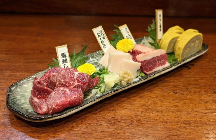 霜降り肉と希少部位2種、からし蓮根を楽しめる4点プレート。盛られているのは、いずれも熊本に根ざした品だ。