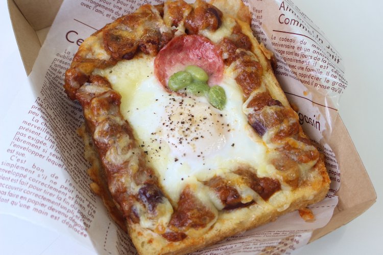 旨辛チリビーンズエッグ420円。フレンチトーストにチリビーンズで壁を作り目玉焼き乗せ。かなりの食べごたえ。