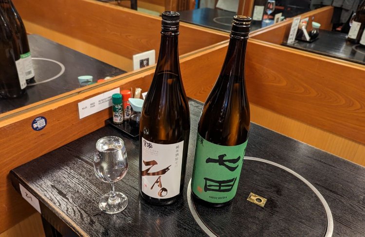 ワイングラスに注がれた冷酒。洒落た気分を楽しめる。