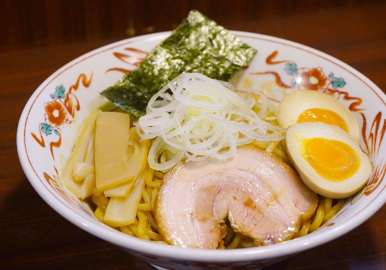 黒玉味玉油そば840円。