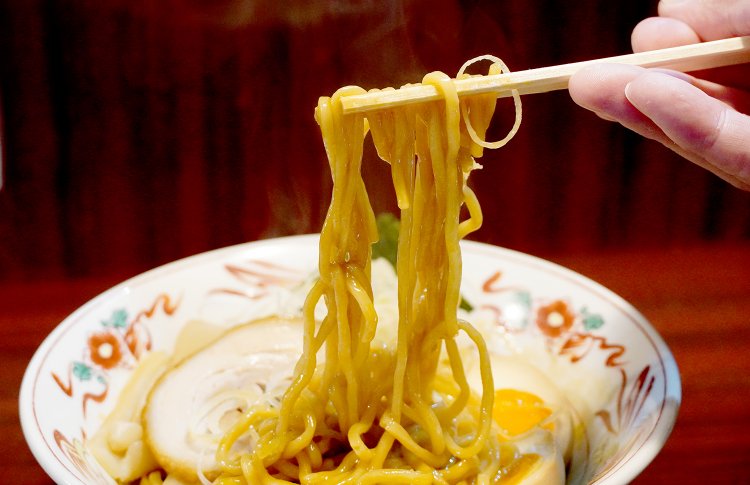 タレのとろみが強く、麺と絡みあってかなりの重量感がある。