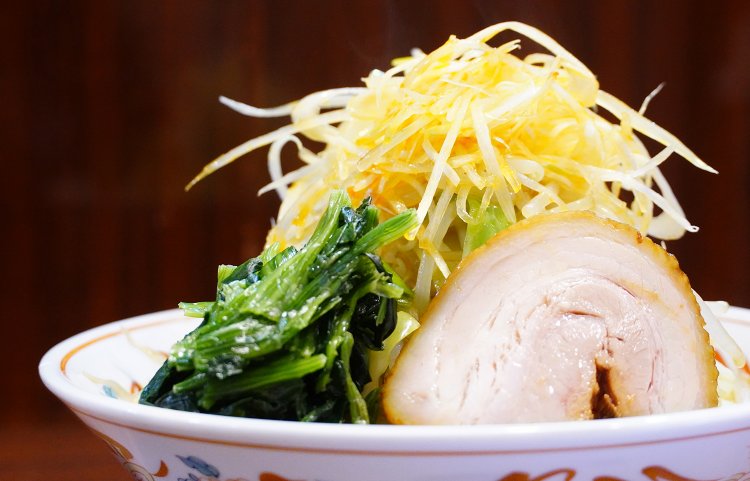 比喩ではなく、本当に山のようにのる野菜。