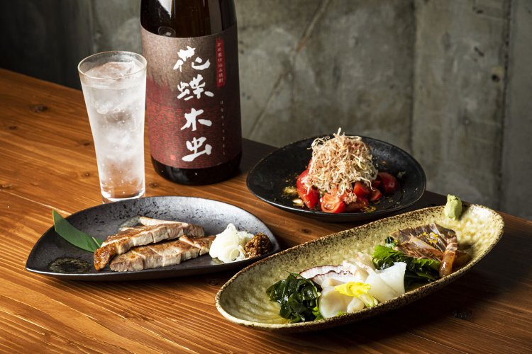 焼酎585円～や、刺身盛り合わせ1430円ほか。