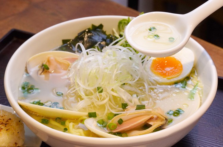 主に鯛や鮭といった白身魚のアラを使用。その日仕入れた魚によって変化する味も楽しみ。