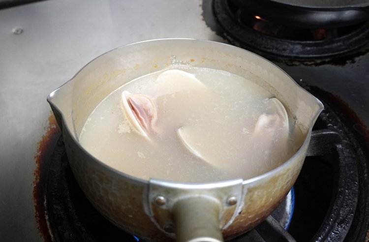 大きなハマグリが2つ。これでラーメン1杯分。