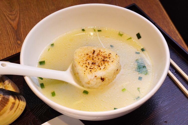 魚をぬか漬けにしたへしこ入りの焼きおにぎりとスープを合わせよう。