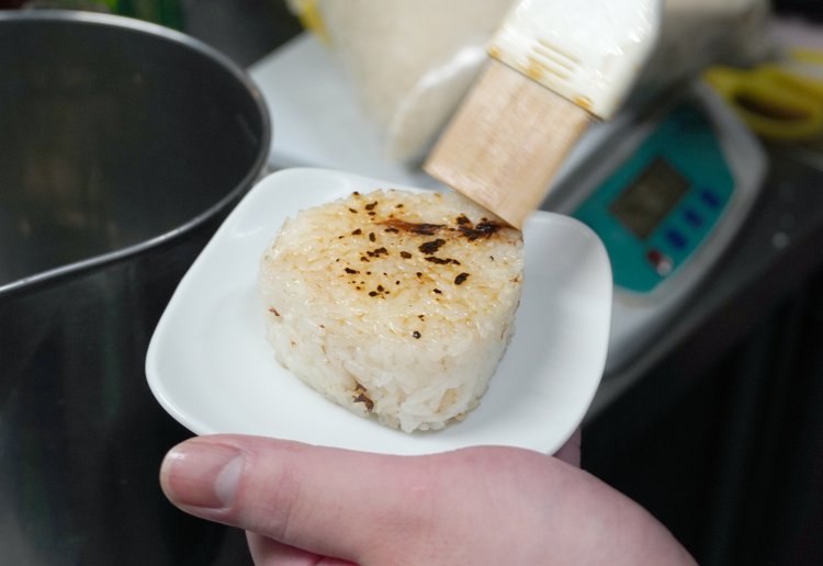 タレをつけてさらに焼く。