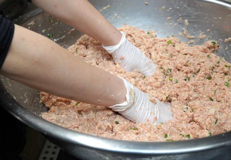 大量に作っていた鶏軟骨入りつくね。一日にこの2〜3倍仕込むという。