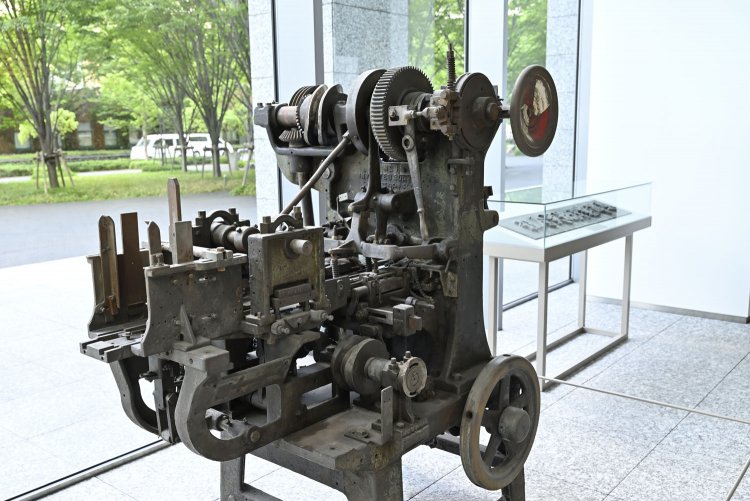 1912年アメリカ製の自動製缶機がお出迎え！