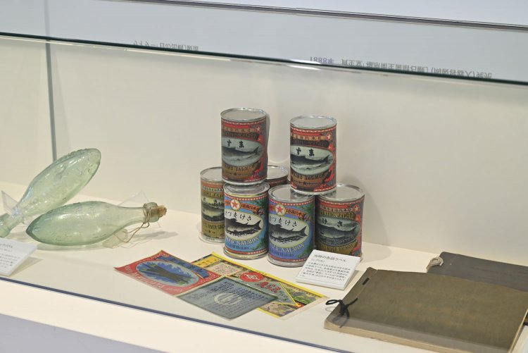 明治10年（1877）、北海道開拓使が日本で初めての缶詰工場を設置。当時製造されたサケ缶詰のラベル。