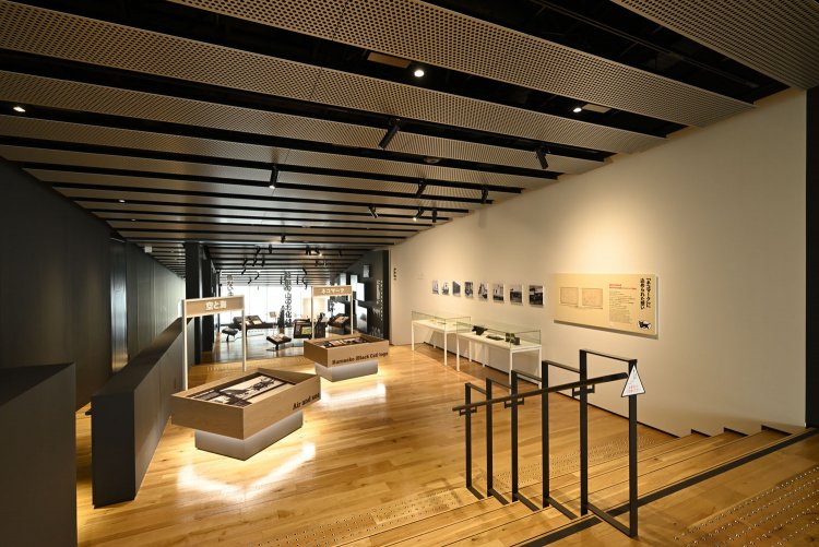 ミュージアムは建物外周のスロープを活用した空間。