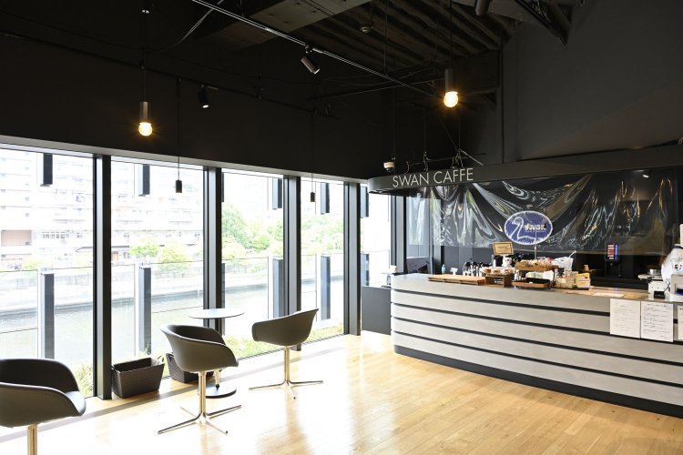2階にある『スワンカフェ』。運河を見下ろす心地よい空間。