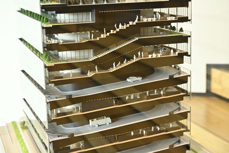 スロープの上下はトラックが走る。