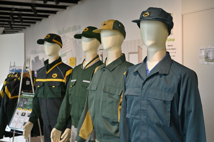 歴代の制服を展示。一部の制服は着用もできます。