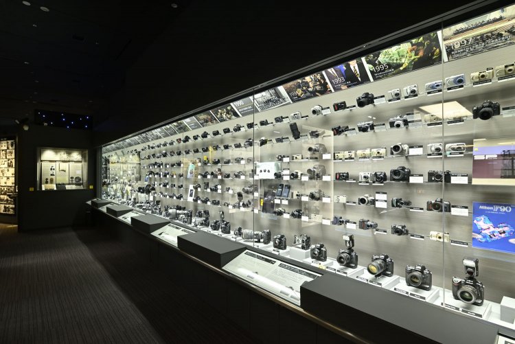 ニコン初の小型カメラ「ニコンI 型」から最新のミラーレスまで約500点を展示。