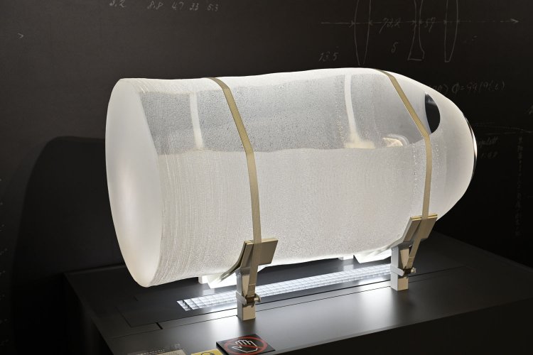 全長約130㎝の合成石英ガラスインゴット。