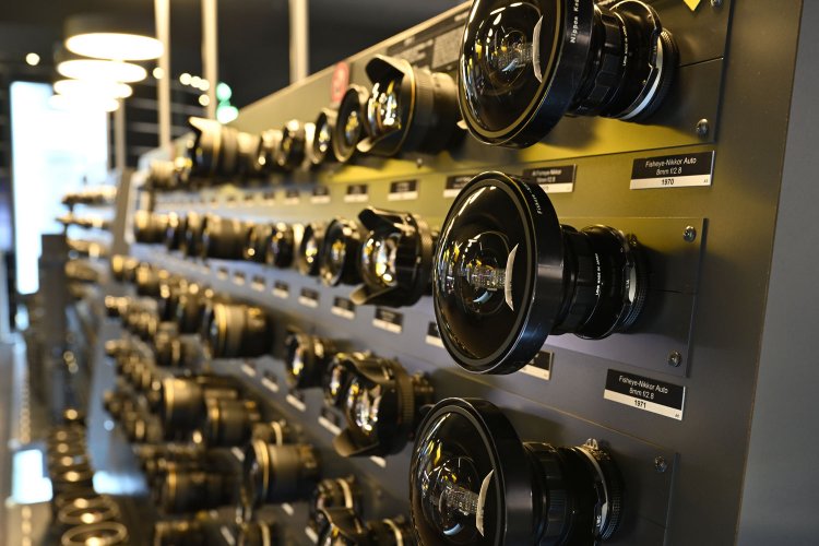 魚眼、広角から超望遠など400点あまりのレンズが並ぶ。