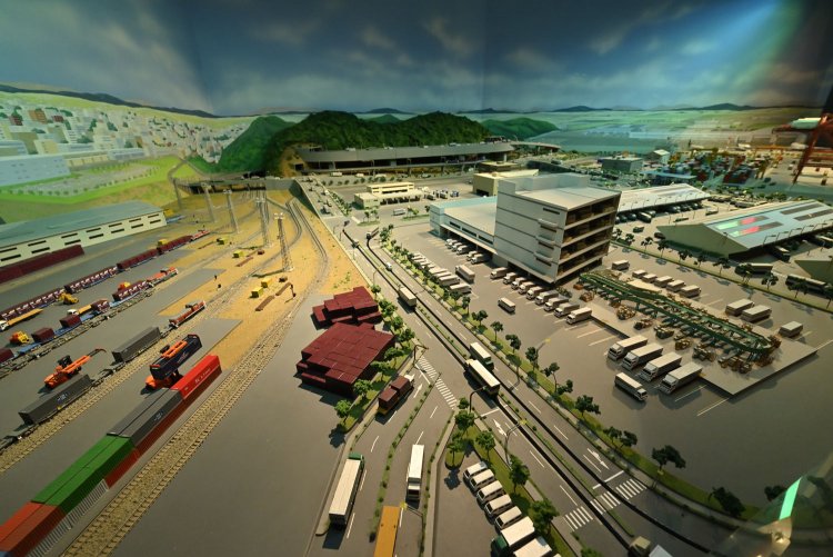 地下1階のジオラマ。模型が動いたり、朝夜で光が変わったりなどの演出もある。