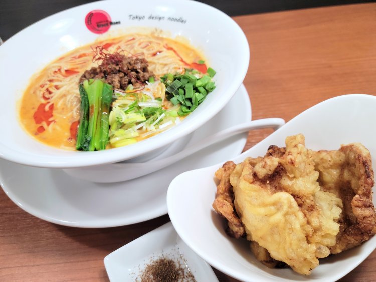 麻辣担々麺950円にはニラ、ネギ、小松菜、糸唐辛子が乗り彩りもきれいだ。トッピングジャリチ300円も合う。