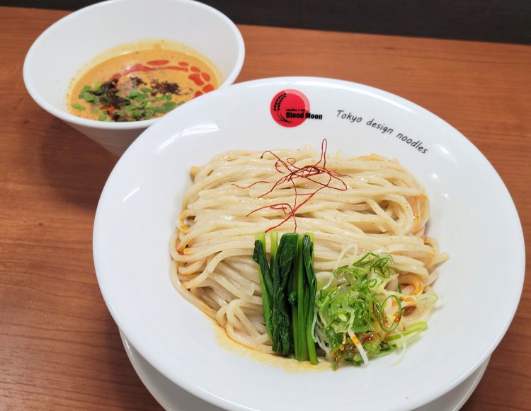 ストレート太麺で濃厚なスープを吸い上げる担々つけ麺1000円。