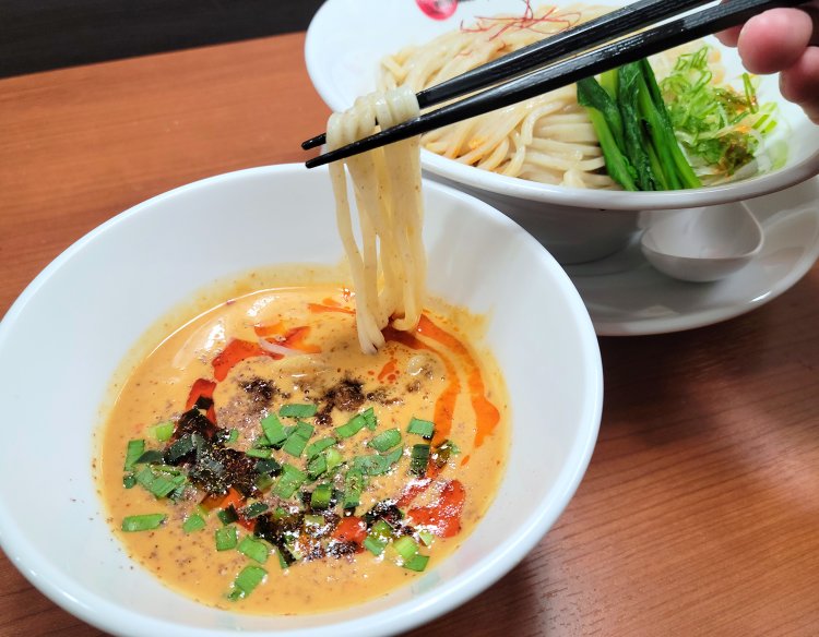 ダイソンより優れた吸引力でみるみる中太麺を一掃。この後、満腹の向こう側を見た筆者（恍惚）。