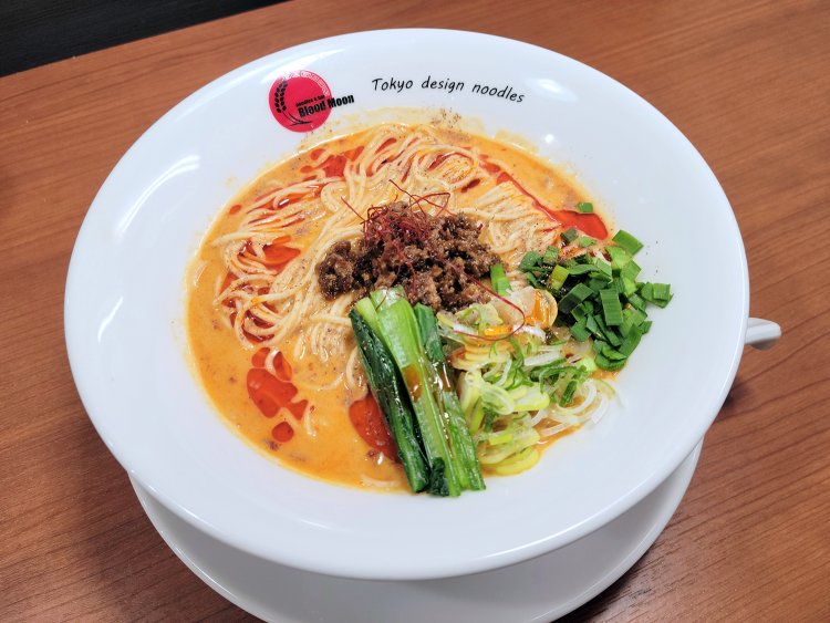 ゴマの濃厚さと芳醇な香りが混ざり合う麻辣担々麺950円。