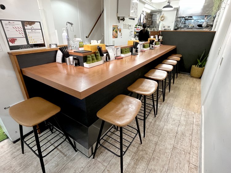 1階のカウンターは8席。イスの下に荷物を置くこともできる。