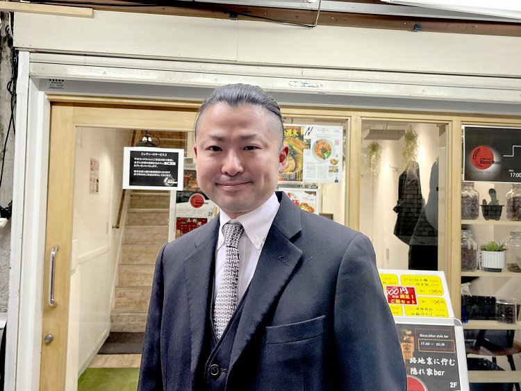 三揃いのスーツがパリッときまっているオーナーの高梨朋良さん。