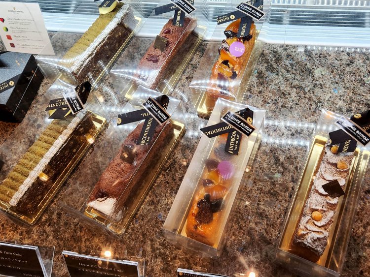 抹茶と柚子のパウンドケーキ、グリオットショコラパウンドケーキ、フルーツケーキ、キャラメルノワゼットケーキ。※フルーツケーキのみ3024円、そのほかは2700円。