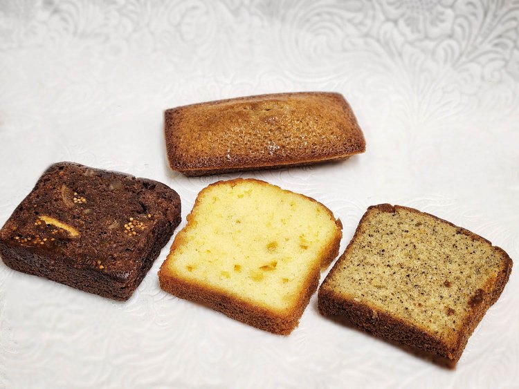 フィナンシェ（奥）、（手前左から）ケーク ショコラフィグ、ケーク オランジュ、ケーク アールグレー。