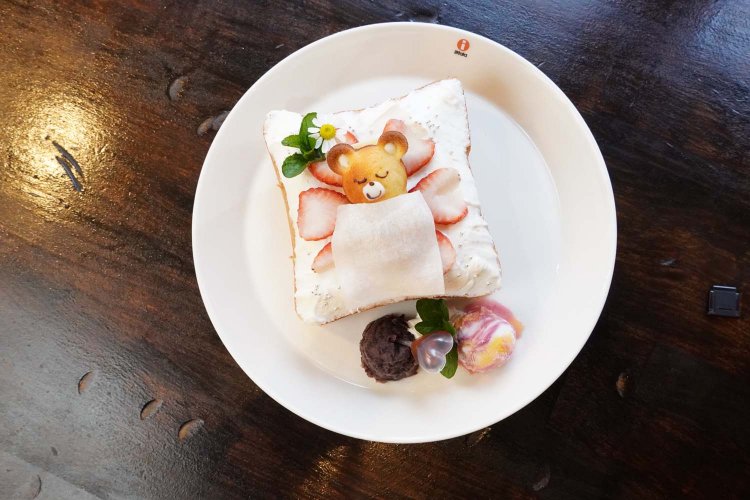 いちごトースト1100円は、食パンの上にクマが寝ているデザインで食べるのがもったいない。