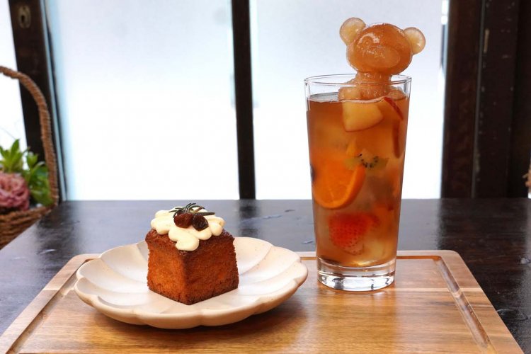 フロスティングクリームのクリームチーズが優しいキャロットケーキと、クマ型の紅茶の氷がアクセントのアイスフルーツティー。