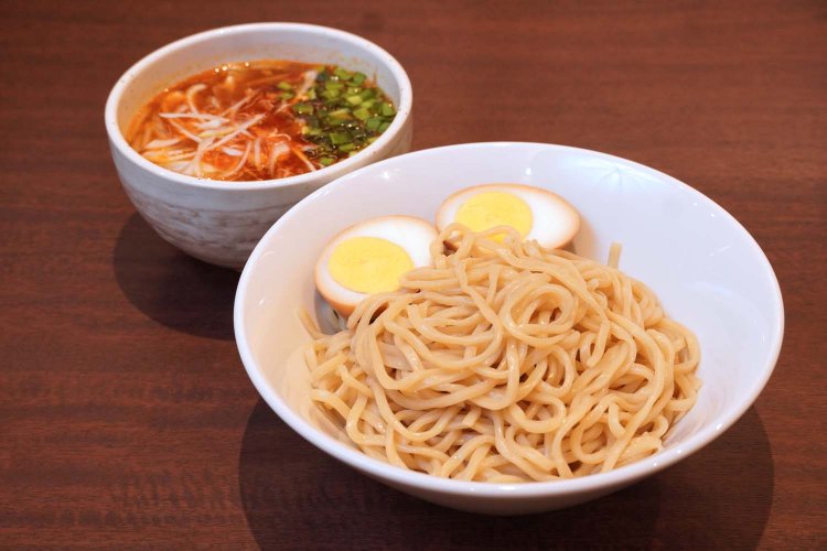 つけ汁に入った具のシャキシャキ感もたまらない、台湾つけ麺。