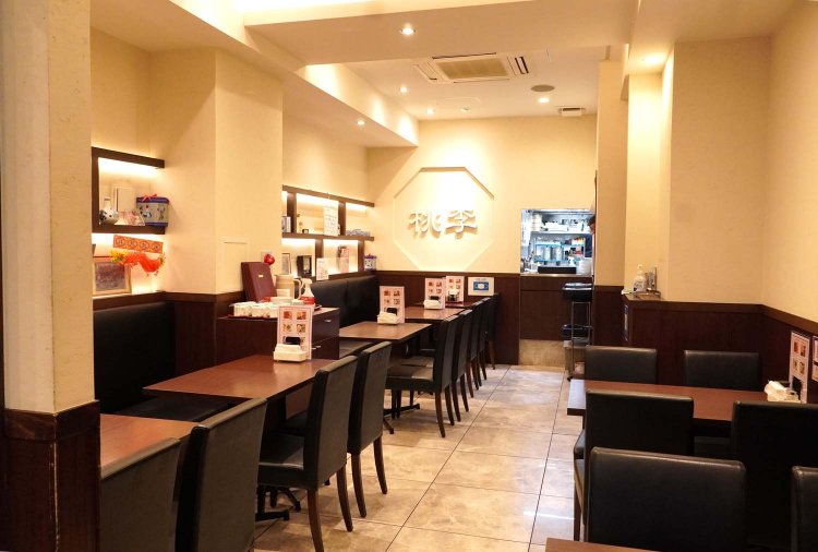 テーブル26席が配され、夜はグループ利用も多い。座席は事前予約が可能だ。