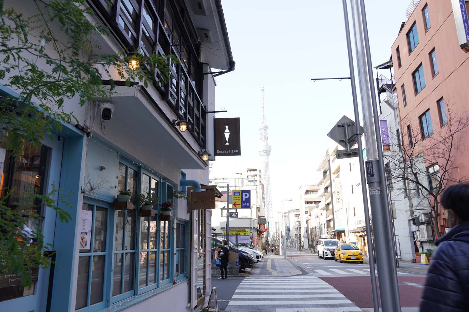通りの正面に、東京スカイツリー(R)が望める。