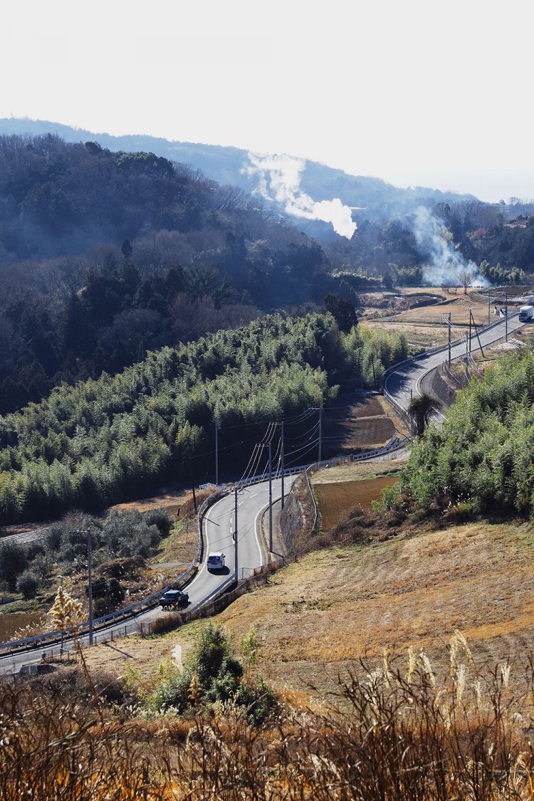 畑の展望台の先から峠集落方面を望む。曲がりくねった道は県道708号。