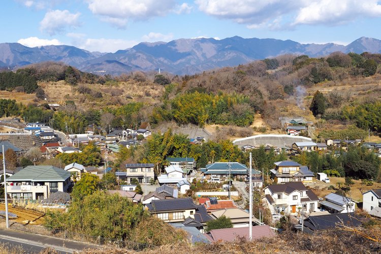 了全山手前の高台から篠窪集落を望む。中央右寄りの高い山は塔ノ岳、右端の小高い山は三ノ塔。