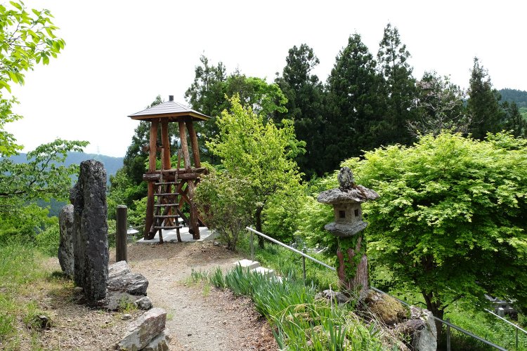 半納の堂の尾根に、再建された火の見櫓と右手に常夜灯がある。ここが半納の横道という戦いの場所。