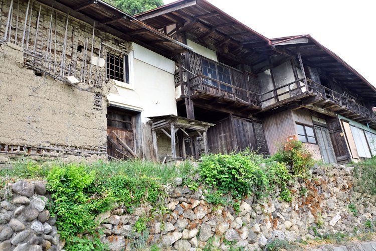 沢戸地区の養蚕農家だった家。2階に縁をつけている出し桁（だしげた）造り、せがい造りとも呼ばれる。半納、沢戸の両地区ともに多い造り。