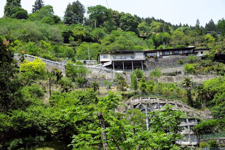 沢戸の集落。上のほうに車道が通っているが、家々の間には迷路のような小路がある。