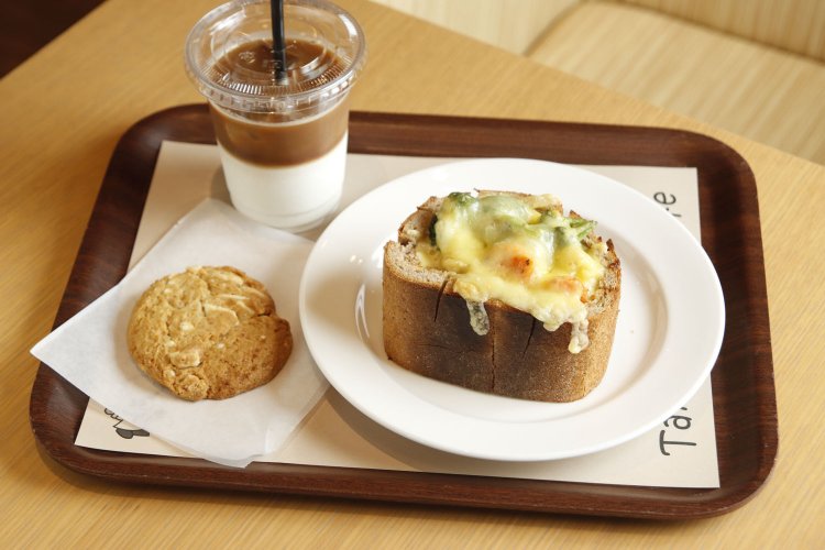 ミッシュブロートを使った本日のミッシュポッド400円とアイスカフェオレ（クッキー付き）500円。